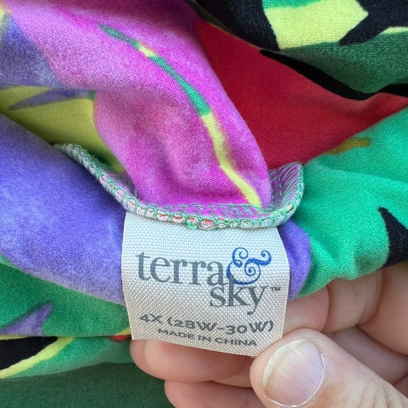 Terra & Sky NWT 4X crop leggings - Picture 2 of 3